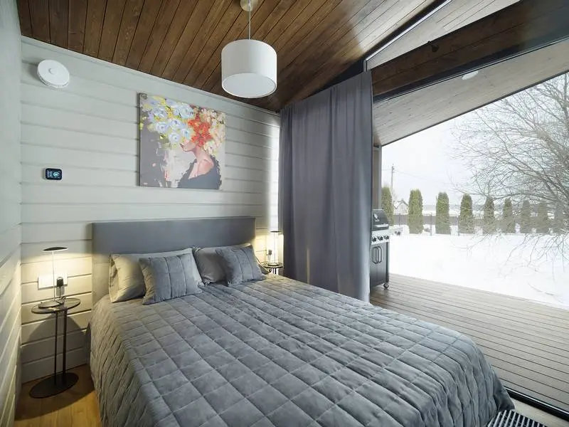 Спальня с панорманым окном с видом на террасу